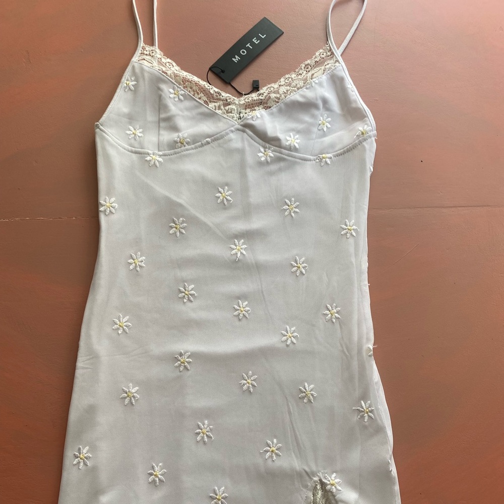 NEW WITH TAGS MOTEL DAISY DRESS🌼 Size Small